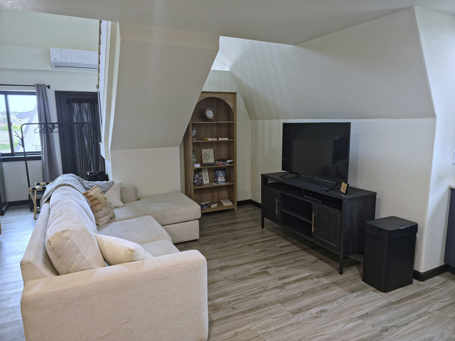 Living area, wide view, in Sirius cabin at Observer Ranch